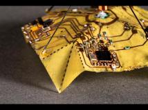 无电池机器人利用折纸在空中改变形状