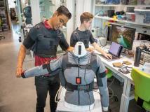 可穿戴机器人帮助渐冻症患者恢复日常功能