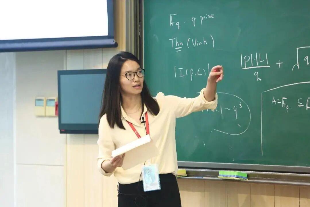 女数学家王虹连续拿下两项数学大奖