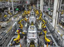 十五五12项战略任务，建设现代化产业体系，巩固壮大实体经济根基”摆在第一位