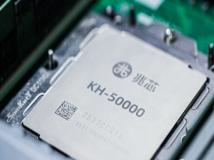 破局登顶！全国产AI存储方案首次跻身全球第一梯队 硬刚海外旗舰